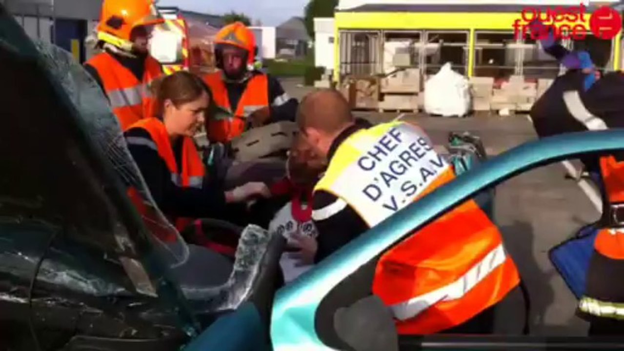 Exercice de désincarcération d'une voiture par les pompiers - Un élève joue le rôle de la victime