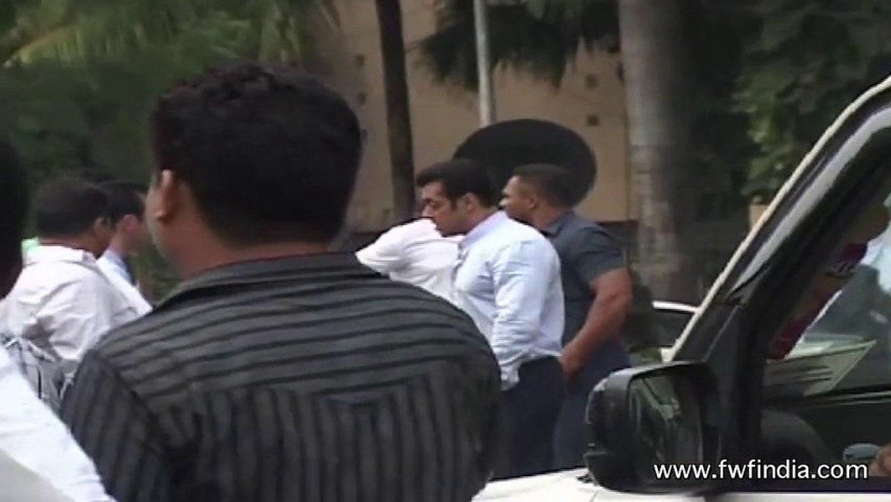 LEAKED: Salman khan, shooting for 'Jai Ho' in Mumbai busy street