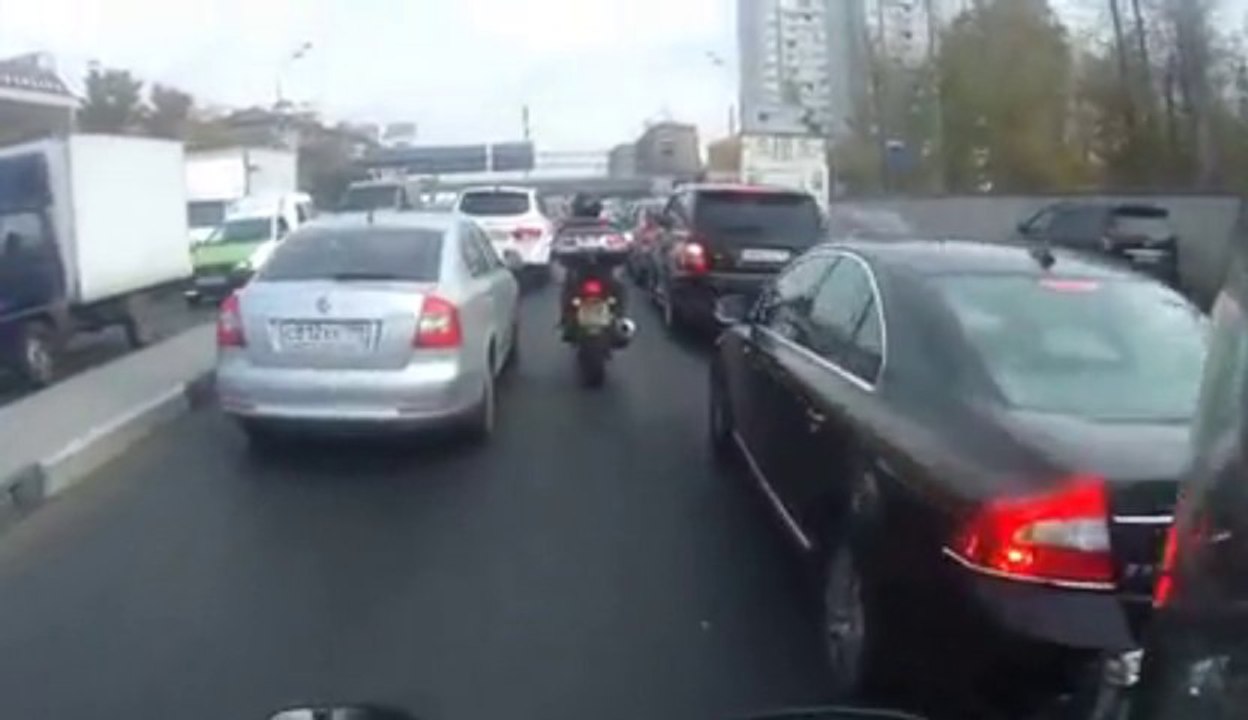 Un motard passe à 2 doigts de la mort.. et du camion!