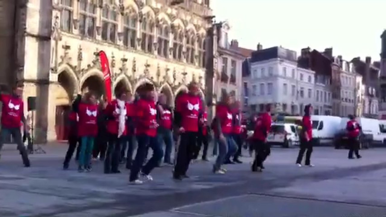 Octobre rose, flash mon sur la place de l'hôtel de ville à Saint-Quentin