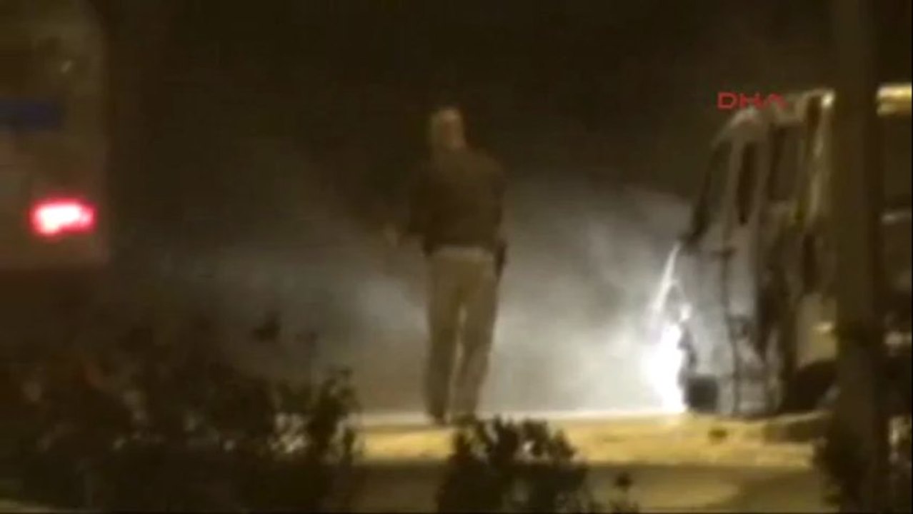 Molotof kokteyli atılan polis aracı yandı  içindeki 2 yaralı hastaneye kaldırıldı