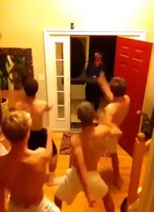 Livreur de pizza piégé : les clients dansent à poil!