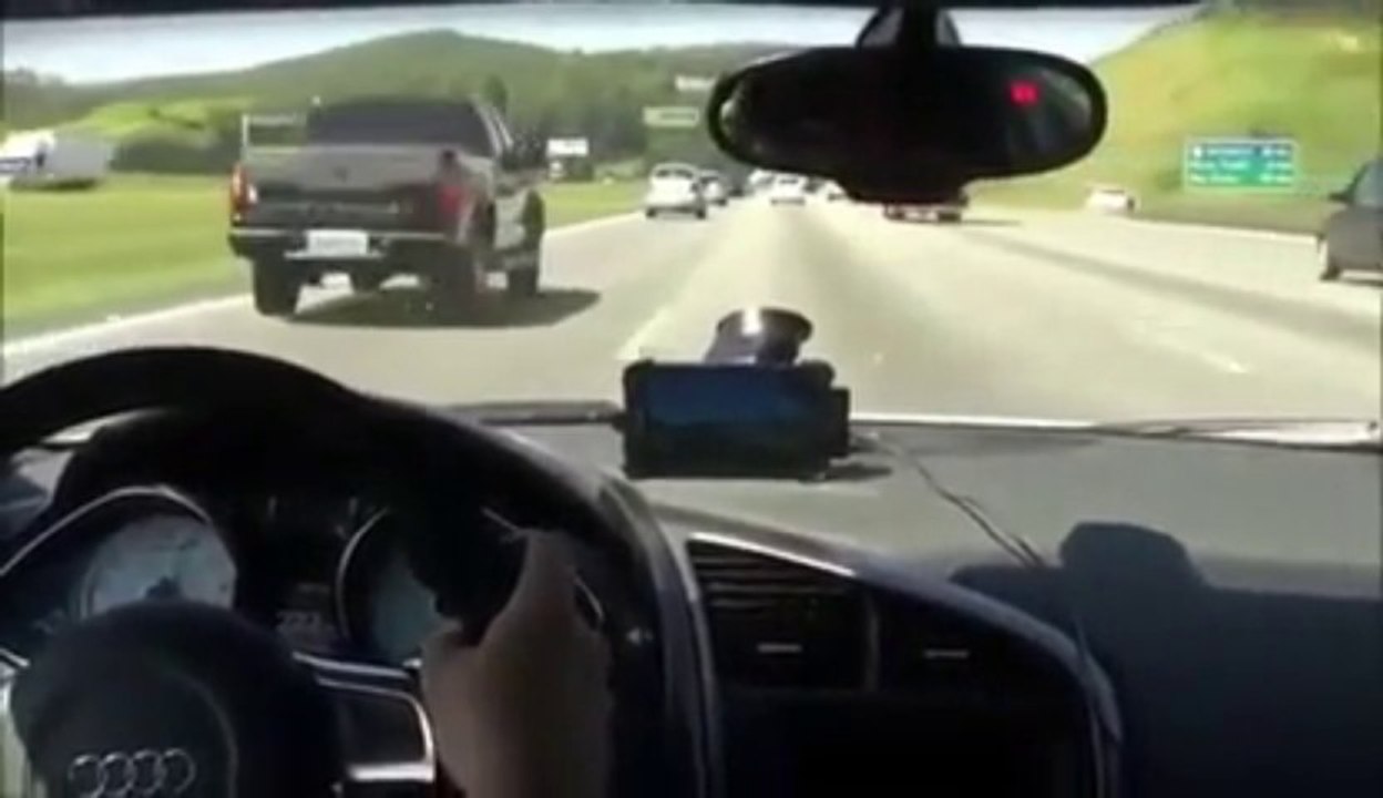 Ca décoiffe à 280km/h! Course entre AUDI R8 et 2 motos Suzuki 1000cc et Kawasaki Ninja 1000cc.