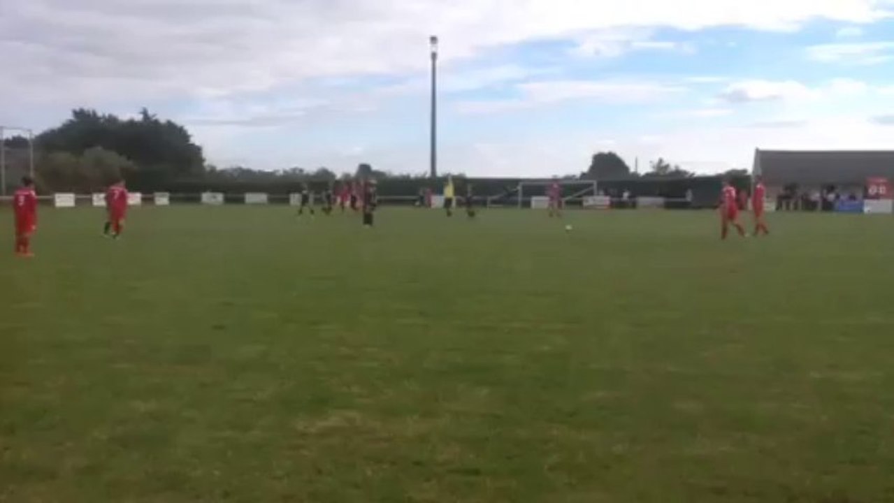 Coup franc de cyril abgrall qui finit malheureusement sur la barre transversale!!!