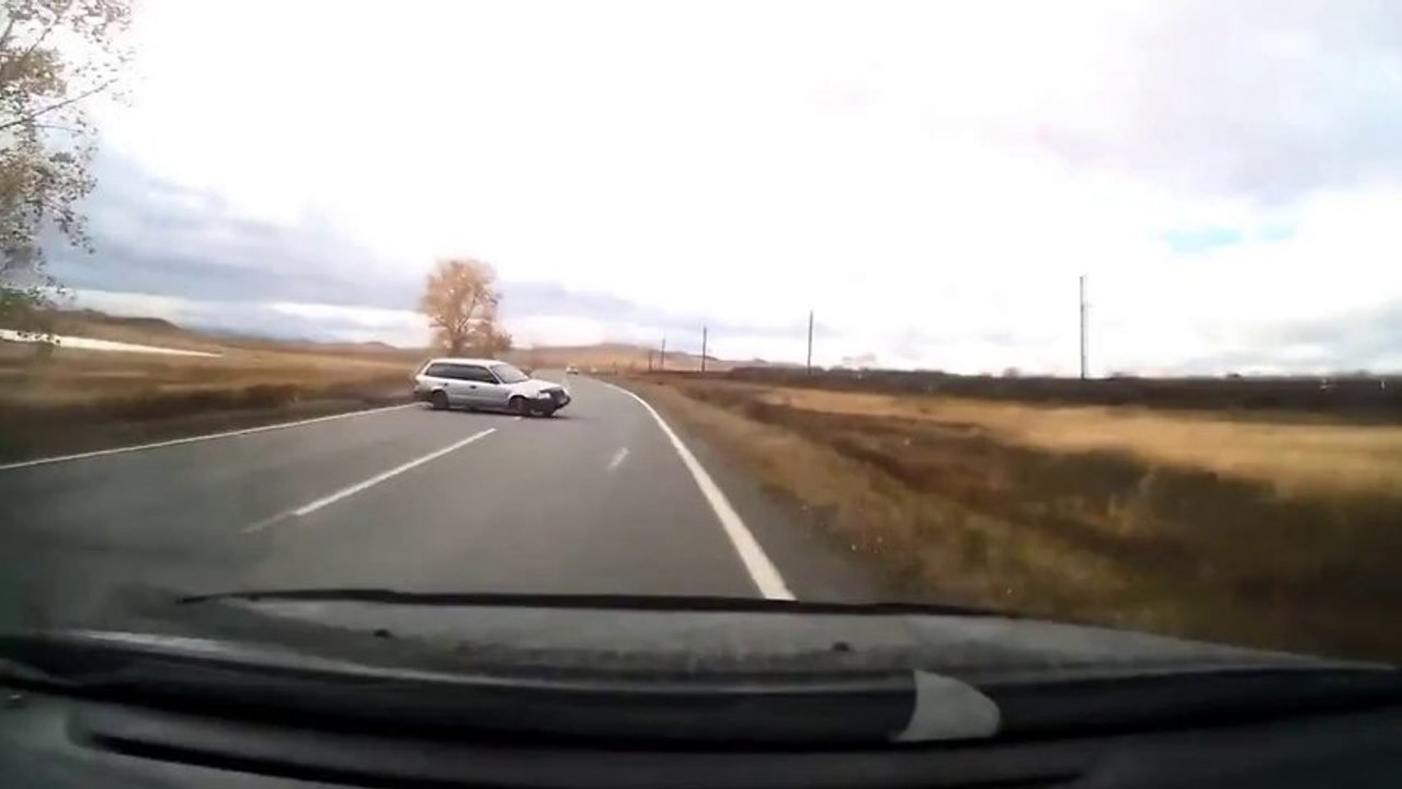 La surprise derrière le camion... Une voiture en aquaplaning! Gros crash en Russie.