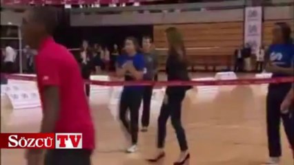 Kate topuklularla sahaya indi