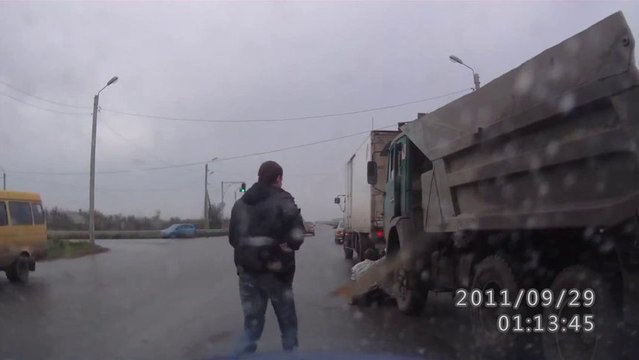 Un chauffeur de camion bourré explose une voiture et se fait éjecter du camion. Ridicule!
