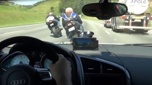 Audi R8 vs Motos