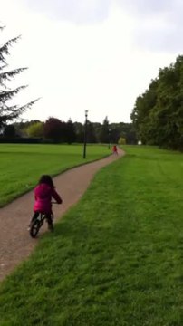 Manon fait du vélo sans les petites roues!