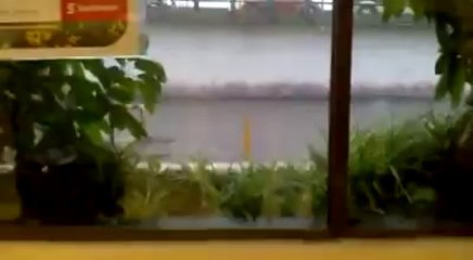 Il porte sa Juliette dans des inondations et tombe dans un trou