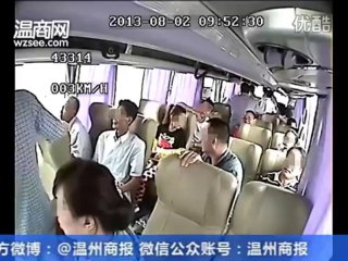 Accident entre un bus de touristes et un camion