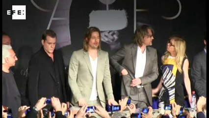 Vivemos em um mundo violento e temos que filmá-lo, diz Brad Pitt em Cannes.
