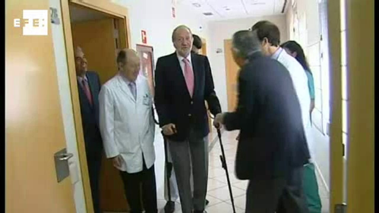 Rei da Espanha pede desculpas por ter feito viagem de lazer durante crise.