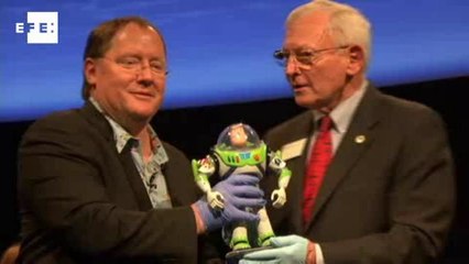 Boneco de Toy Story que viajou à ISS é doado ao Museu do Espaço nos EUA.