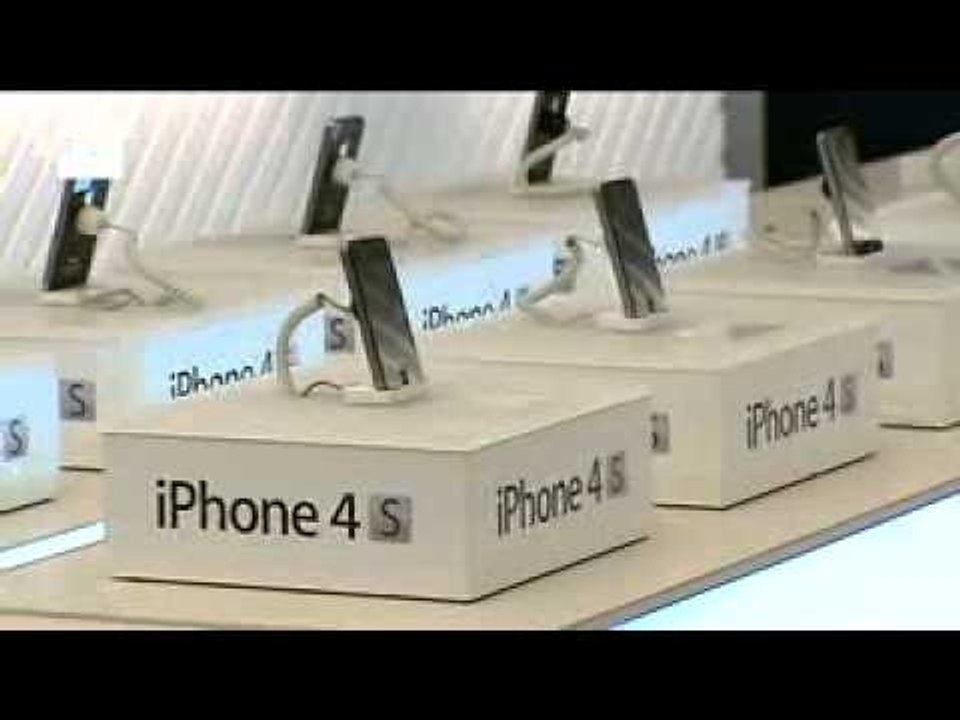 Apple iPhone 4S goes on sale in 22 European countries