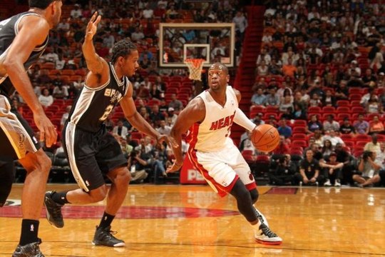 Dwyane Wade laisse Tim Duncan sur place avec son Euro Step