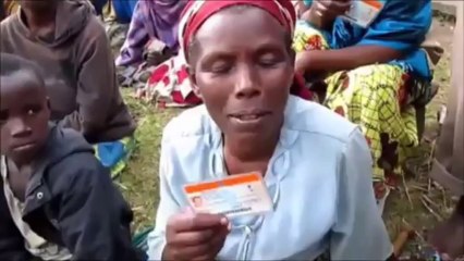 LES REFUGIES RWANDAIS DE TANZANIE AVEC LES CARTES D'ELECTEUR.