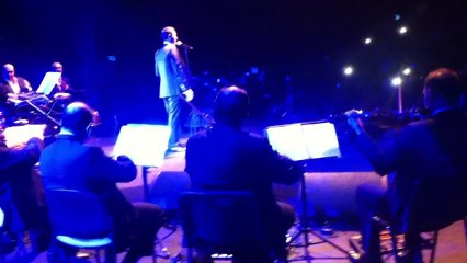 لحظة دخول القيصر كاظم الساهر الى مسرح الأولمبيا في فرنسا 2013