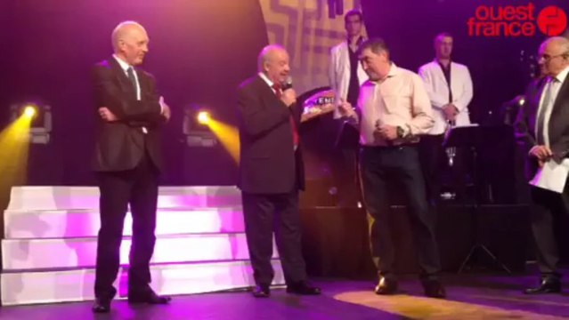 Eddy Merckx reçoit un de ses anciens maillots - Chrono des nations