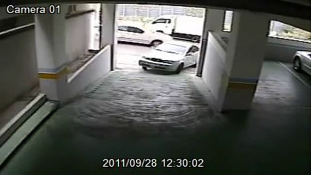 FAIL : Une femme se gare dans un parking