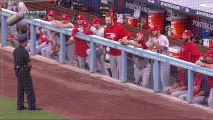 Des joueurs de Baseball essaient de faire rire un Flic!