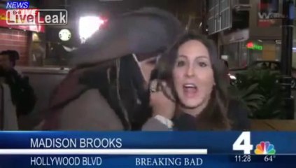 Jack Sparrow pourrit le direct d'une reporter TV!!
