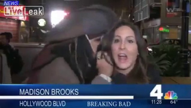 Jack Sparrow pourrit le direct d'une reporter TV!!