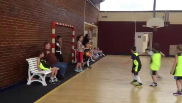 Les poussins de l'AS Gauchy, dont Nathan, jouent au basket au gymnase Delaune
