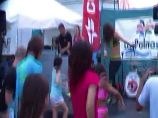 Sonia y Diana haciendo Zumba en Las Canteras