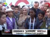 Erdoğan Türkçe Olimpiyatları için Türkiye'ye gelen yabancı öğrencilerle şarkı söyledi.