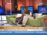 10. Uluslararası Türkçe Olimpiyatları  Tanzanyalı Munir'in şarkısını söylüyor.