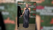 Gwen Stefani se cubre con un vestido de flecos durante una gala