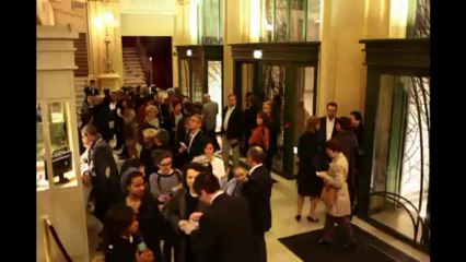 Le public de la Traviata entre à l'Opéra.