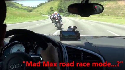 Course entre une Audi R8 et deux motos