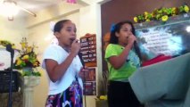 Los niños de nuestra iglesia cantando y tocando