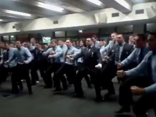 le haka impressionnant des joueurs de Northland pour le départ de René Ranger