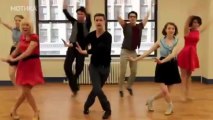 МОТИКА: Степ танчерите од Бродвеј ја изведуваат песната која се свири со пластична чаша