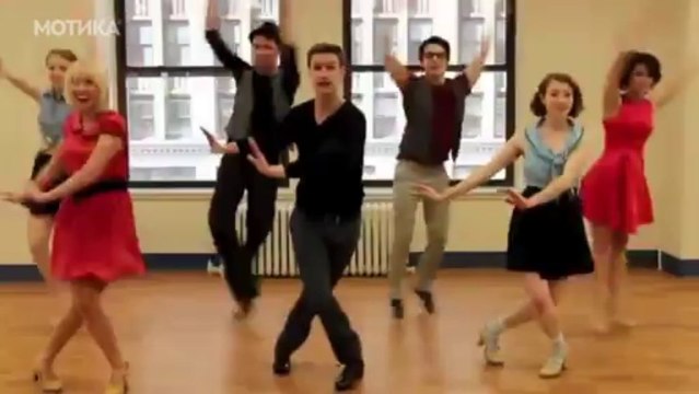 МОТИКА: Степ танчерите од Бродвеј ја изведуваат песната која се свири со пластична чаша