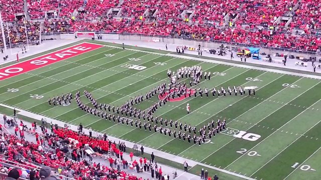 Une fanfare dessine un Michael Jackson géant dans un stade!! Ohio State Marching Band