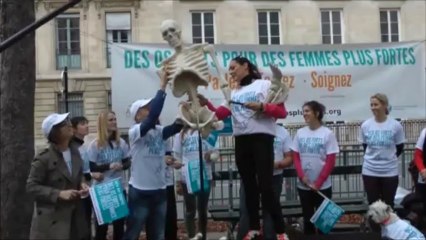 Des os brisés pour des images chocs, manifestation de sensibilisation à la maladie de l'Ostéoporose le 15 octobre 2013 à Paris