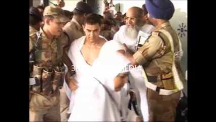 Video herunterladen: Haji Aamir Khan with his mother  Zeenat Hussain off for Haj Pilgrimage to Mecca Saudi Arabia