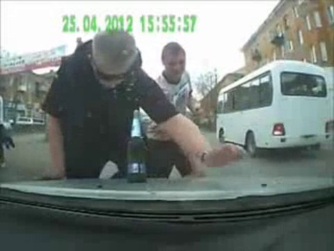 Deux gars bourrés se font écraser par une voiture.