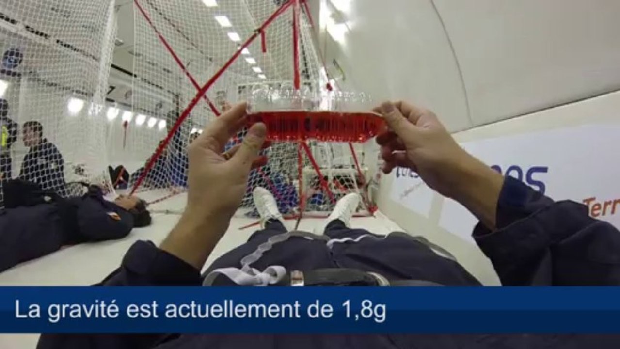 Une bouteille d'eau en apesanteur