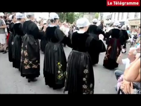 Pont-Aven. La Reine des fleurs d'ajonc couronnée