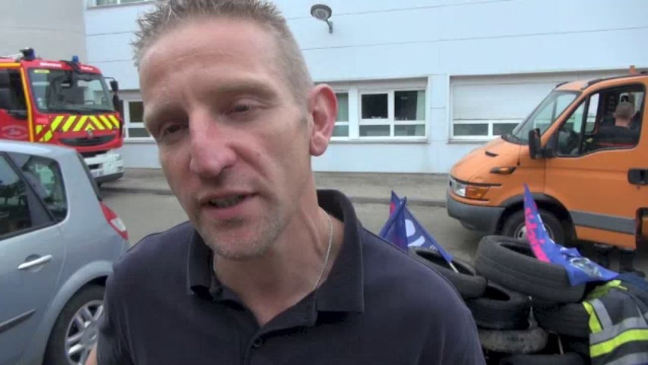 Les pompiers d'Auxerre en grève depuis 20 jours campent devant le SDIS