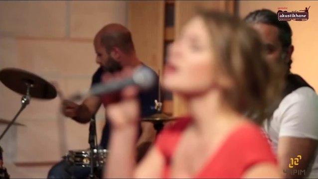 Deniz Sipahi - Düşünme Hiç (Ajda Pekkan Cover) / #akustikhane