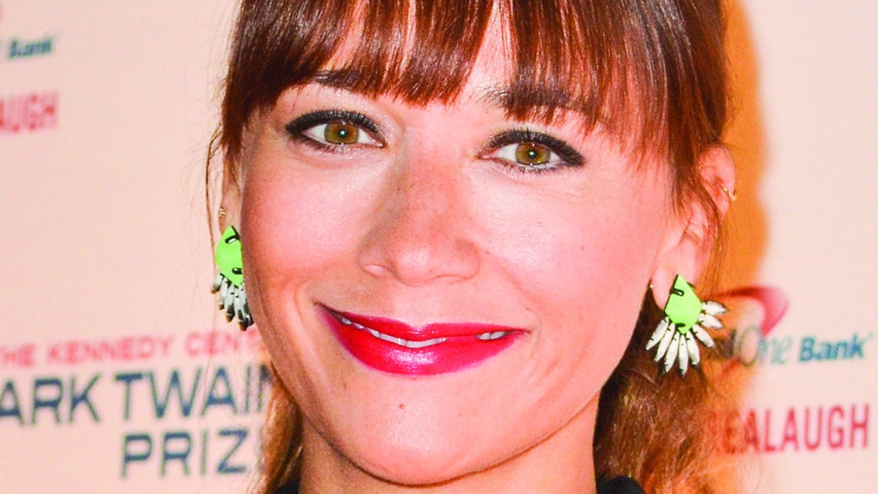 Rashida Jones Disses Kim Kardashian For Side Boob