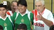 Após discursos na ONU, Evo Morales joga futsal em Viena.