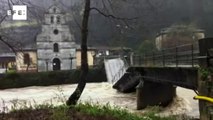 Fortes chuvas derrubam ponte no norte da Espanha.