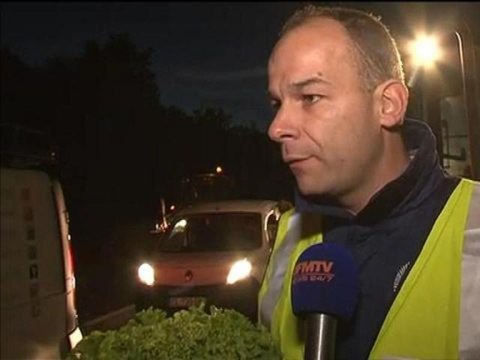 Des agriculteurs franciliens distribuent des salades contre l'écotaxe - 22/10